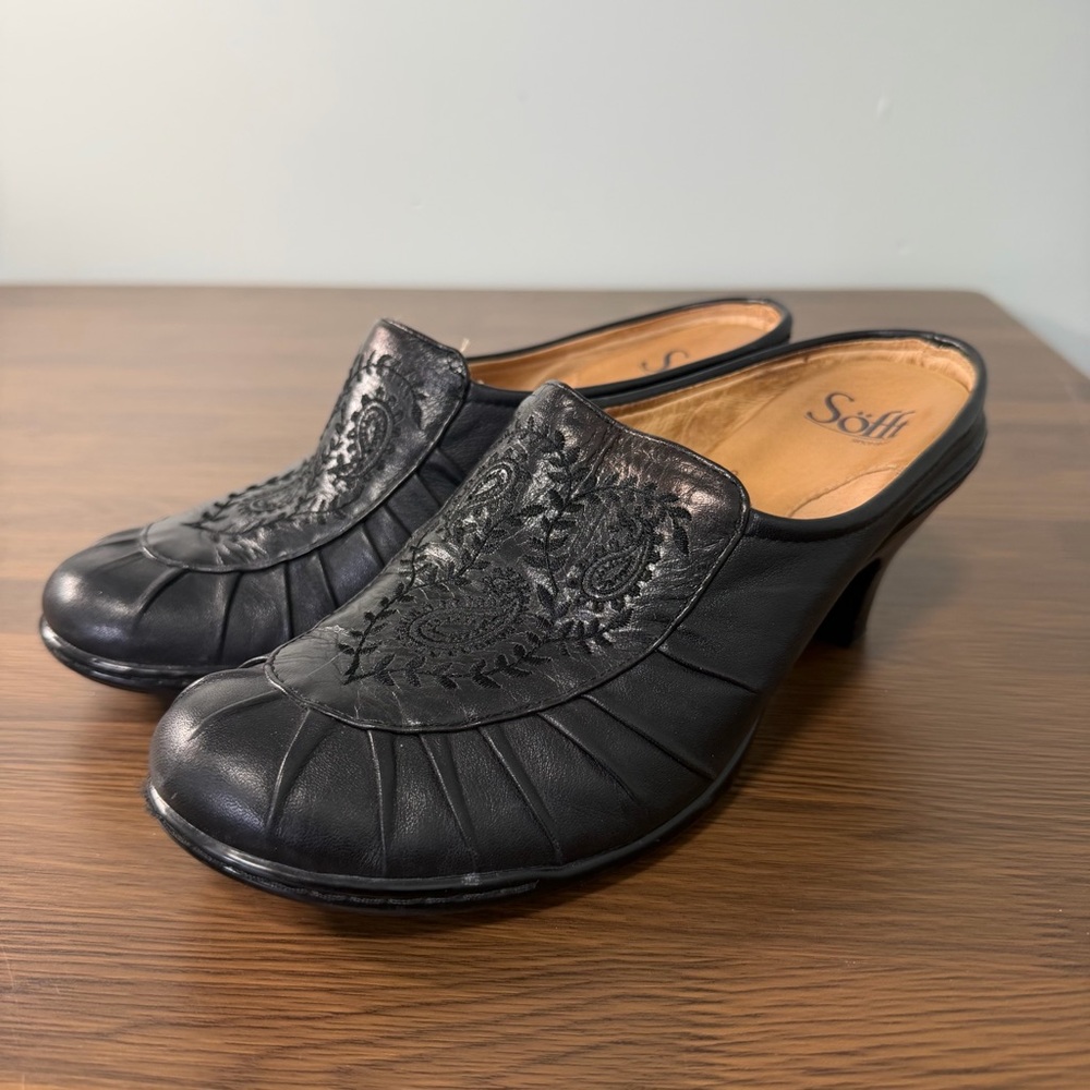 Sofft Women's Black Embroidered Leather Clogs‎ size 7.5